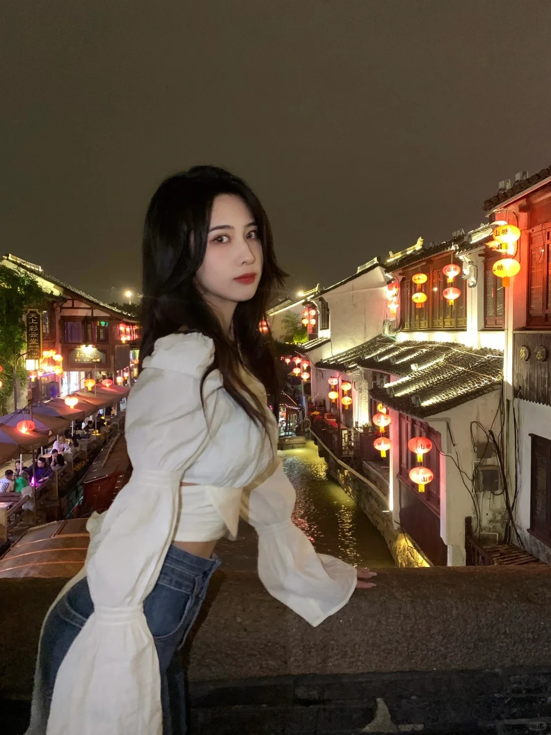 人物在夜间街景中的生活配图