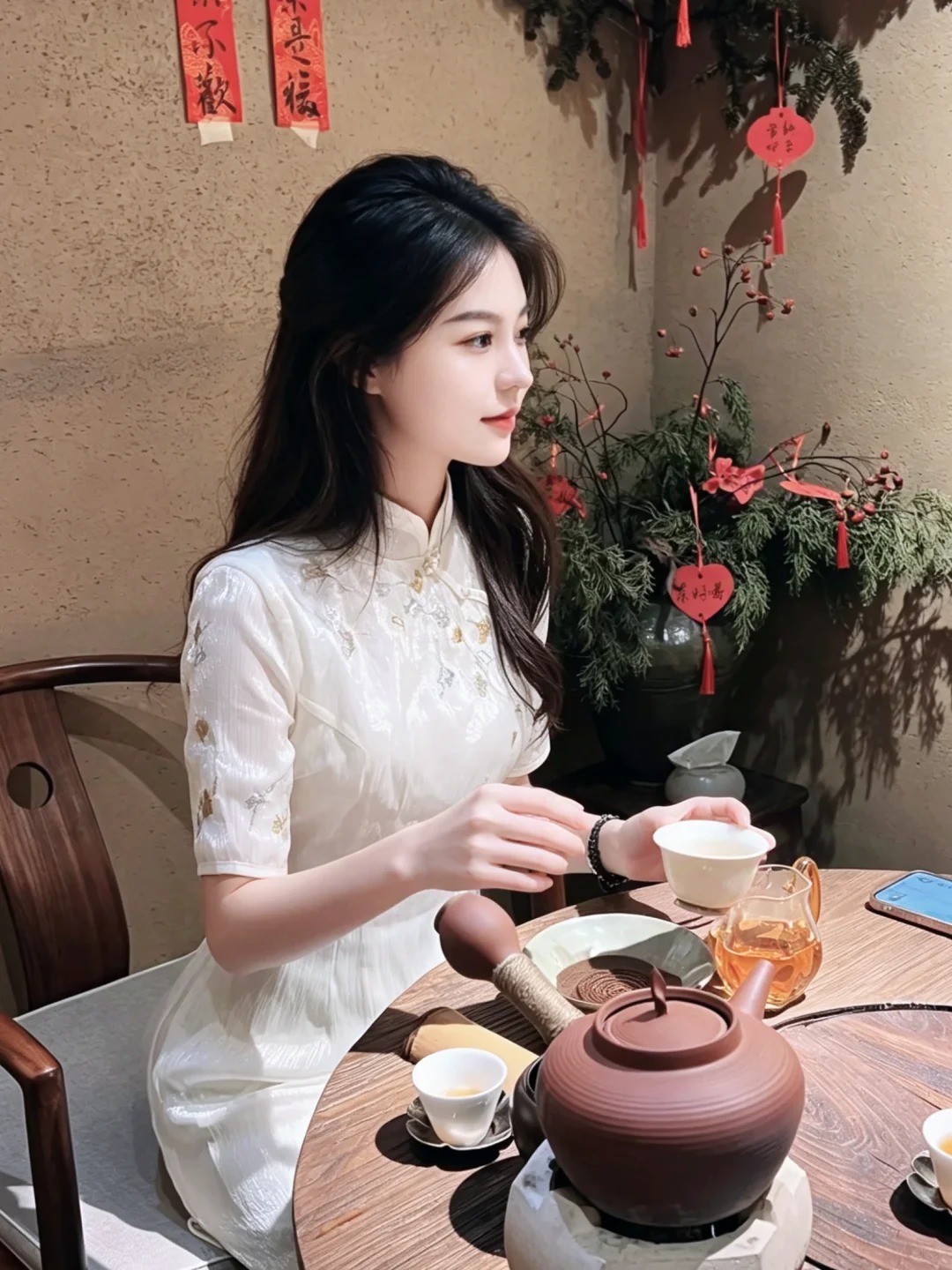 穿浅色服装的女性坐在桌旁