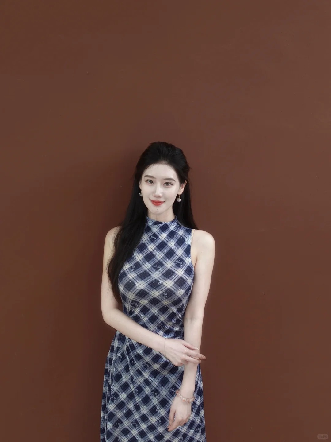 穿格纹连衣裙的女性站立