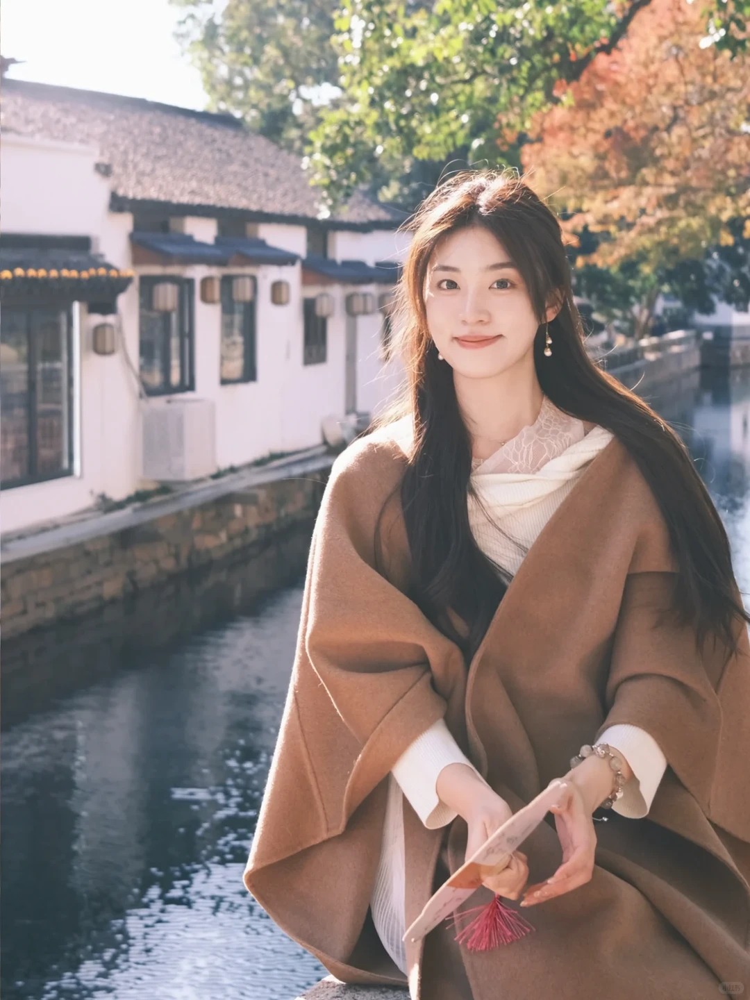 穿棕色外搭的女性在街巷旁